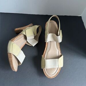 Easy Spirit beige patent leather strappy heeled sandals. Size 8.5